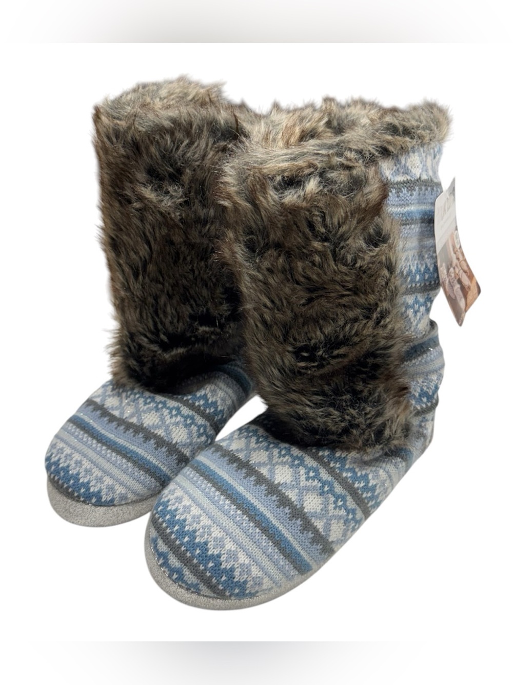 Size 7-8 NWT Muk Luks fuzzy blue and silver slippers in perfect condition!